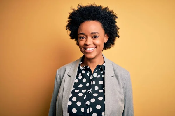 Молода Афроамериканська Бізнесменка Кучерявим Волоссям Одягнена Куртку Щасливою Прохолодною Посмішкою — стокове фото