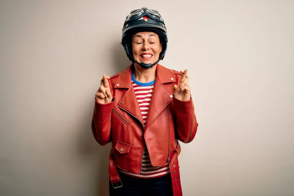 Женщина Мотоциклист Средних Лет Мотоциклетном Шлеме Куртке Белом Фоне Жестом — стоковое фото