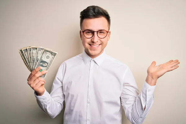 Jovem Bonito Homem Negócios Caucasiano Segurando Monte Notas Dólar Muito — Fotografia de Stock