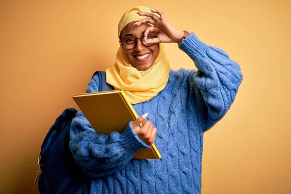 Giovane Studentessa Afroamericana Con Hijab Musulmano Zaino Che Tiene Libro — Foto Stock