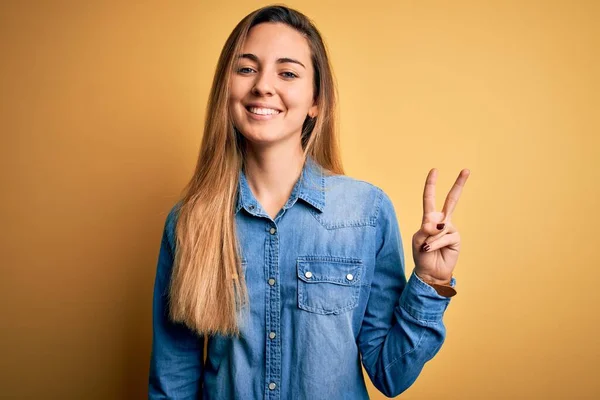 Ung Vacker Blond Kvinna Med Blå Ögon Bär Jeans Skjorta — Stockfoto