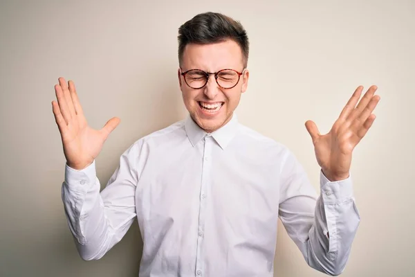 Jonge Knappe Zakelijke Mas Dragen Een Bril Elegant Shirt Geïsoleerde — Stockfoto