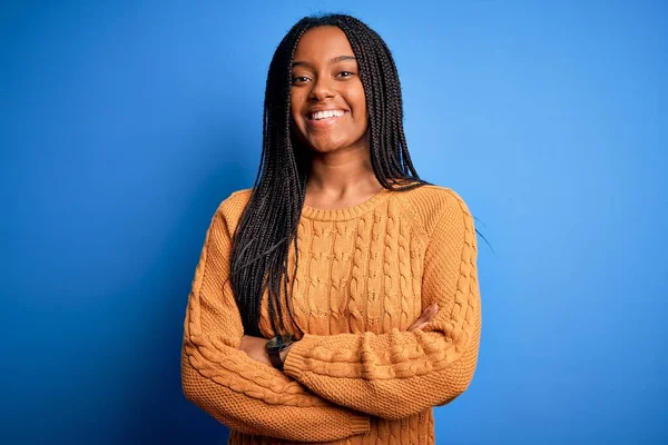 Jonge Afro Amerikaanse Vrouw Die Een Casual Gele Trui Draagt — Stockfoto