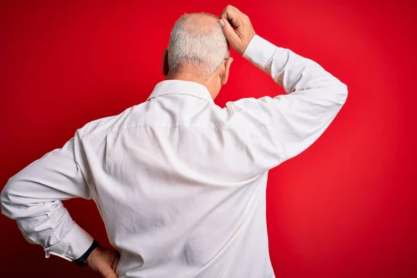 Medioevo Bello Hoary Uomo Indossa Camicia Casual Occhiali Sfondo Rosso — Foto Stock