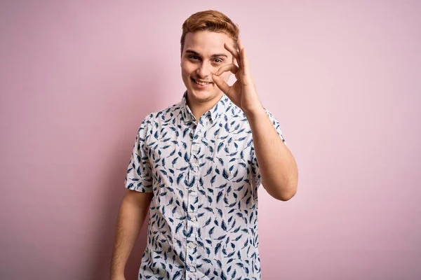 Mladý Pohledný Rusovlasý Muž Neformální Letní Košili Stojící Nad Růžovým — Stock fotografie