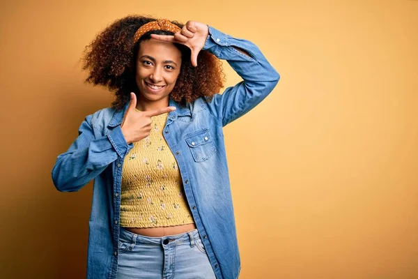 Bela Americana Africana Com Cabelo Afro Sobre Fundo Isolado Amarelo — Fotografia de Stock