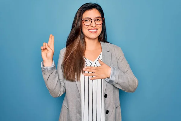 Jonge Latijns Amerikaanse Zakenvrouw Met Een Bril Een Blauwe Geïsoleerde — Stockfoto