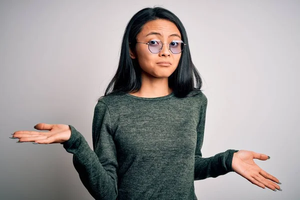 Joven Hermosa Mujer China Con Gafas Camiseta Sobre Fondo Blanco —  Fotos de Stock