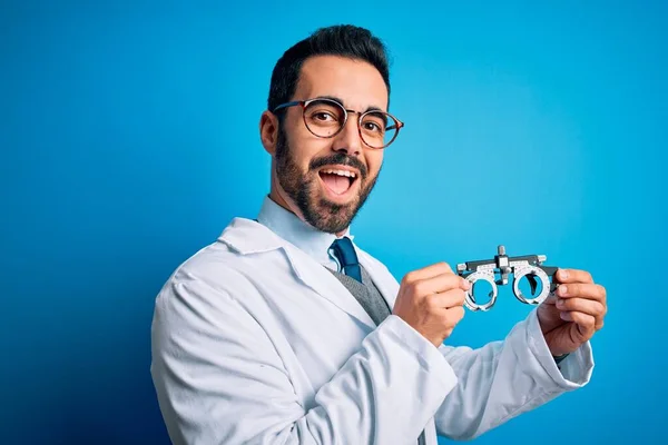 Joven Hombre Óptico Guapo Con Barba Sosteniendo Gafas Optometría Sobre — Foto de Stock