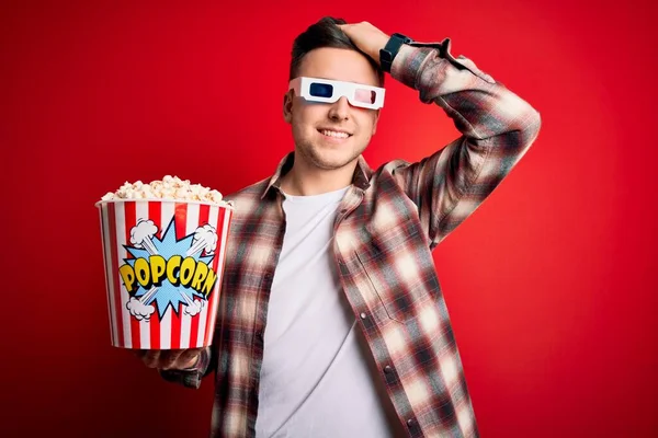 Giovane Uomo Caucasico Bello Indossare Occhiali Film Mangiare Popcorn Sorridente — Foto Stock