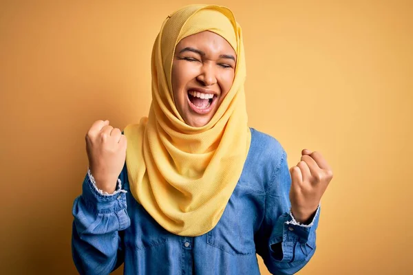 Joven Hermosa Mujer Con Pelo Rizado Usando Árabe Hijab Tradicional — Foto de Stock