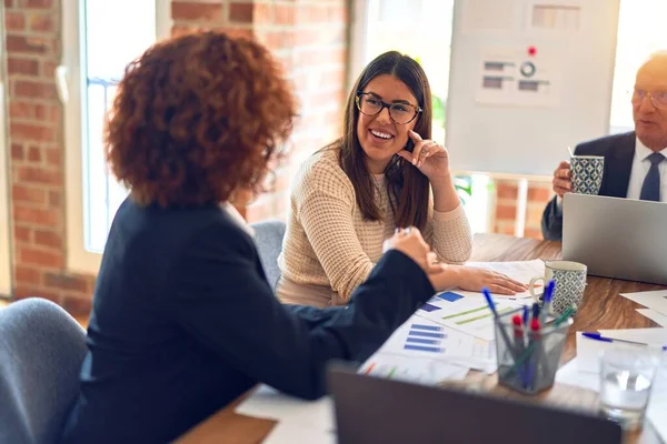 Grupp Affärsanställda Ler Glada Och Självsäkra Tala Med Ett Leende — Stockfoto