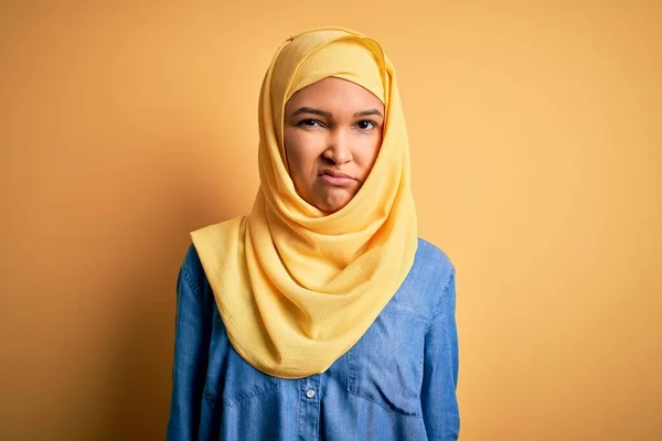 Νεαρή Όμορφη Γυναίκα Σγουρά Μαλλιά Φορώντας Αραβικό Παραδοσιακό Χιτζάμπ Πάνω — Φωτογραφία Αρχείου