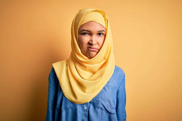 Junge Schöne Frau Mit Lockigem Haar Trägt Traditionellen Arabischen Hijab — Stockfoto