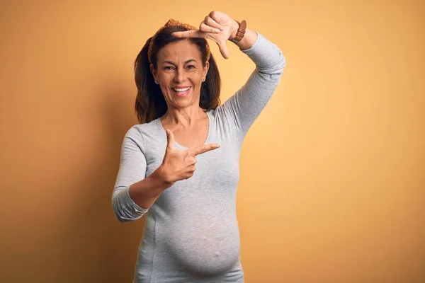Medelålders Gravid Kvinna Förväntar Barn Vid Åldern Graviditet Leende Gör — Stockfoto