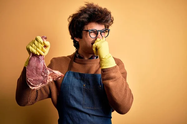 Genç Yakışıklı Kasap Biftekle Karşılaşıyor Sarı Arka Planda Duruyor Pis — Stok fotoğraf