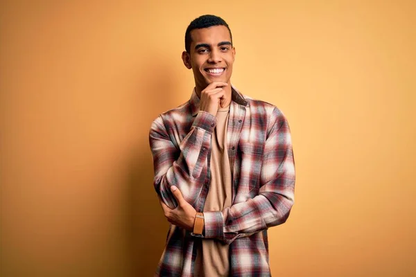 Jovem Homem Afro Americano Bonito Vestindo Camisa Casual Sobre Fundo — Fotografia de Stock