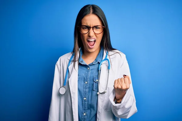 Jovem Mulher Bonita Médico Vestindo Estetoscópio Óculos Sobre Fundo Azul — Fotografia de Stock