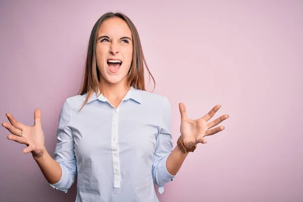 Jeune Belle Femme Affaires Portant Chemise Élégante Debout Sur Fond — Photo