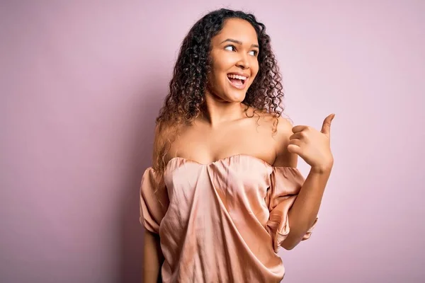 Joven Hermosa Mujer Con Pelo Rizado Con Camiseta Casual Pie —  Fotos de Stock