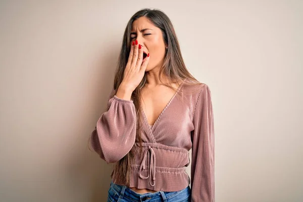 Jovem Bela Morena Elegante Mulher Com Cabelos Longos Sobre Fundo — Fotografia de Stock