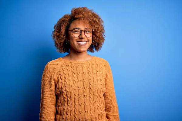 Jonge Mooie Afro Amerikaanse Afro Vrouw Met Krullend Haar Draagt — Stockfoto