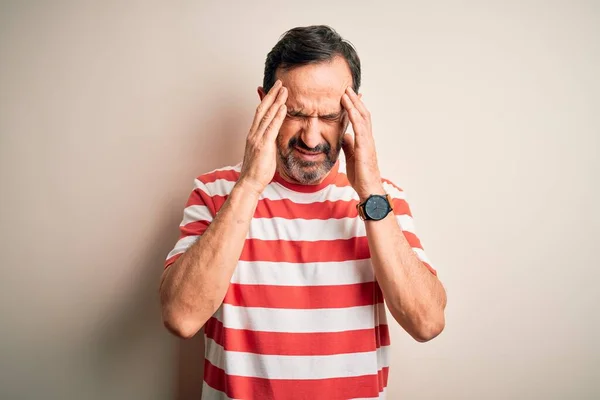 ストレスのため 頭の痛みのために手を頭の上に手で隔離された白い背景の上に立ってカジュアルな縞模様のTシャツを着ている中年のホーリーマン 片頭痛に苦しむ — ストック写真