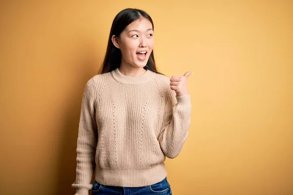 Joven Hermosa Mujer Asiática Vistiendo Suéter Casual Sobre Amarillo Aislado —  Fotos de Stock