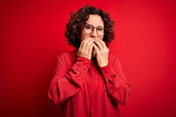 Middelbare Leeftijd Mooie Krullend Haar Vrouw Dragen Casual Shirt Bril — Stockfoto