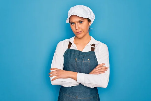 Junge Schöne Blonde Bäckerin Mit Blauen Augen Beim Kochen Schürze — Stockfoto