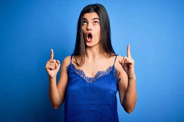 Young Beautiful Brunette Woman Wearing Elegant Comfortable Blue Lingerie Underwear — Stock Photo, Image