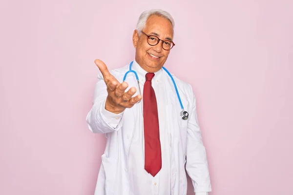 Médecin Homme Aux Cheveux Gris Moyen Âge Portant Stéthoscope Manteau — Photo