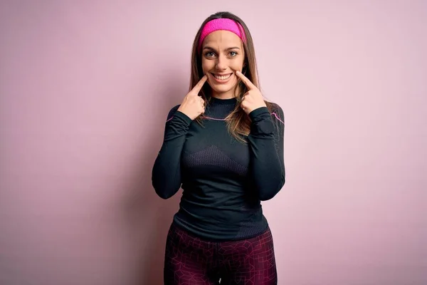 Joven Rubia Fitness Mujer Usando Ropa Entrenamiento Deportivo Sobre Fondo —  Fotos de Stock