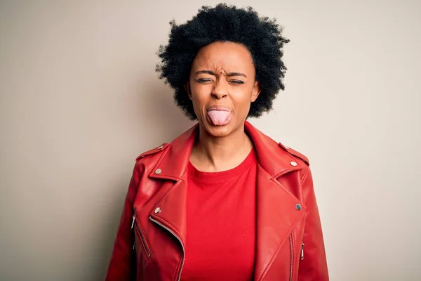 Ung Vacker Afroamerikansk Afro Kvinna Med Lockigt Hår Bär Casual — Stockfoto