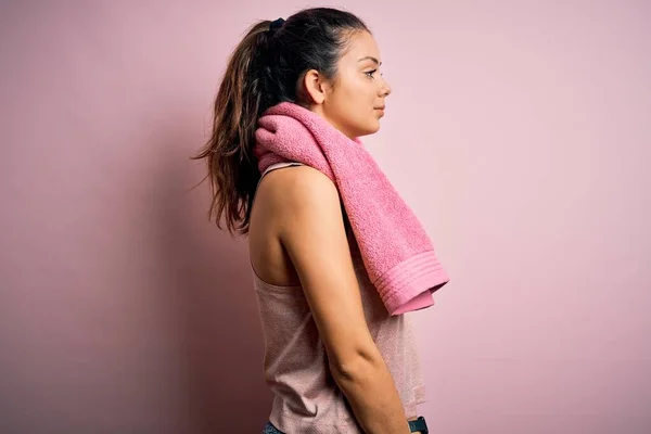 Jovem Bela Morena Esportista Vestindo Sportswear Toalha Sobre Fundo Rosa — Fotografia de Stock