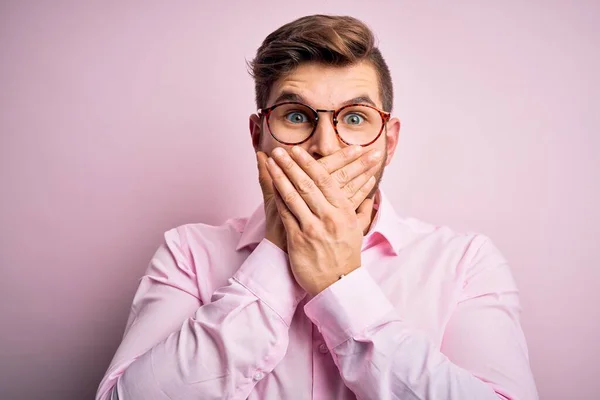 Joven Hombre Rubio Guapo Con Barba Ojos Azules Con Camisa —  Fotos de Stock