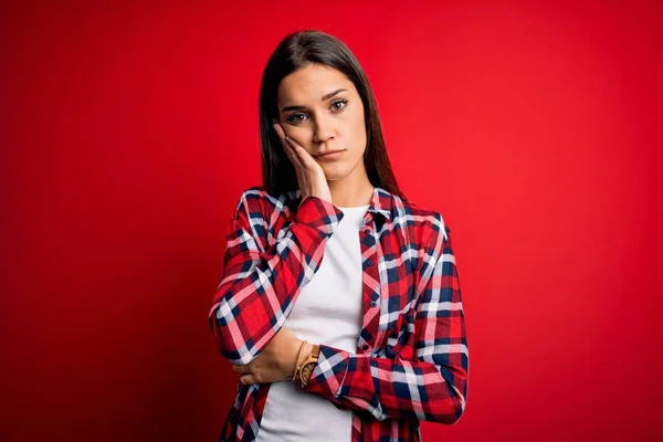 Junge Schöne Brünette Frau Lässigem Hemd Steht Über Isoliertem Roten — Stockfoto