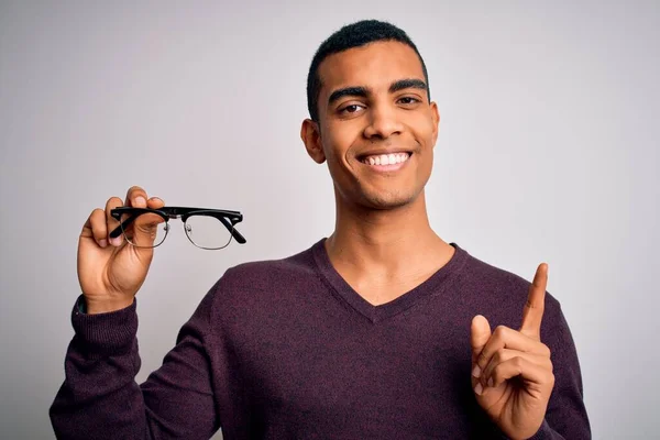 Joven Hombre Óptico Afroamericano Guapo Sosteniendo Gafas Sobre Fondo Blanco —  Fotos de Stock
