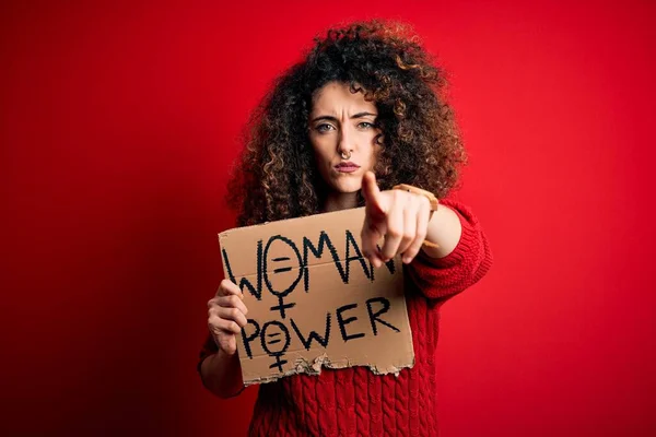 Activista Con Cabello Rizado Piercing Protestando Sosteniendo Cartel Con Mensaje — Foto de Stock