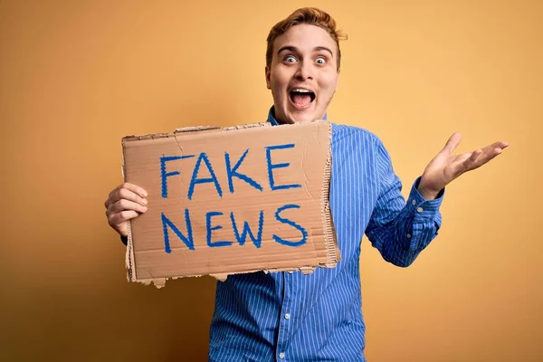 Junger Hübscher Rothaariger Mann Mit Banner Mit Fake News Botschaft — Stockfoto