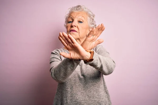 Senior Krásná Žena Sobě Ležérní Tričko Stojící Nad Izolovaným Růžovým — Stock fotografie