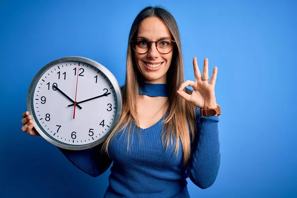 Ung Blond Kvinna Med Blå Ögon Håller Stor Minut Klocka — Stockfoto