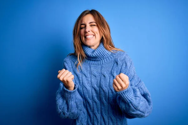 Młoda Piękna Brunetka Ubrana Luźny Sweter Niebieskim Tle Bardzo Szczęśliwa — Zdjęcie stockowe