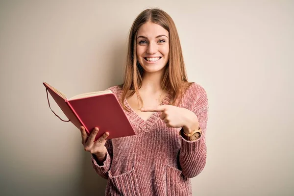 Mladý Krásný Ryšavý Student Žena Čtení Knihy Přes Izolované Bílé — Stock fotografie