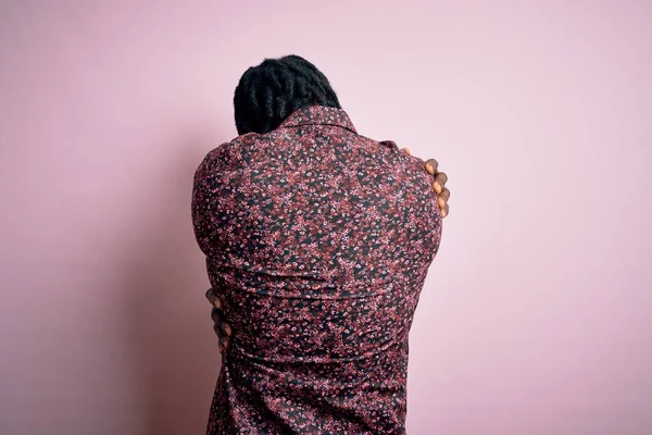 Mladý Pohledný Africký Američan Neformální Košili Stojící Nad Růžovým Pozadím — Stock fotografie