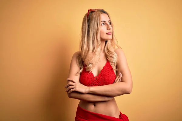 Junge Schöne Blonde Frau Urlaub Bikini Vor Isoliertem Gelben Hintergrund — Stockfoto