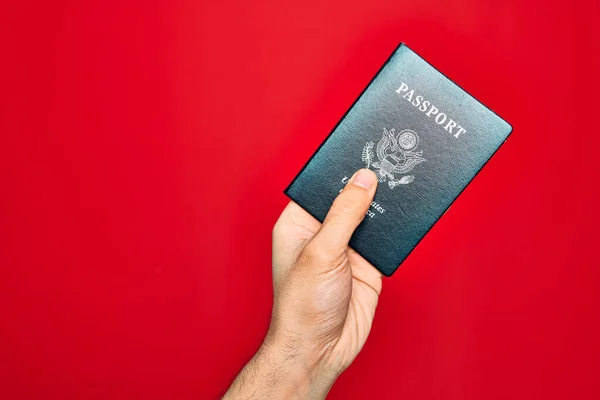 Красивая Рука Человека Держащего Сша Паспорт Идентификации Изолированном Красном Фоне — стоковое фото
