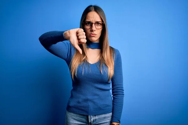 Joven Mujer Rubia Hermosa Con Ojos Azules Con Gafas Pie —  Fotos de Stock