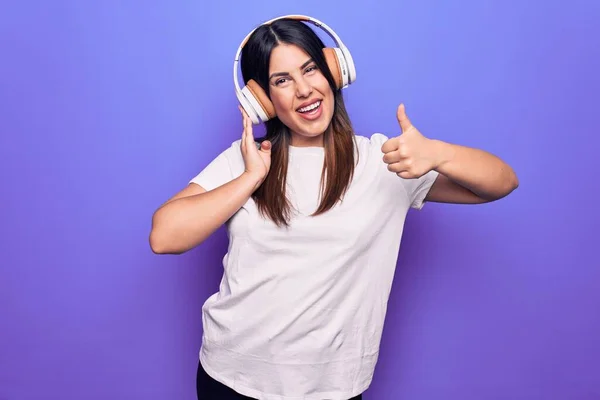 Jovem Bela Morena Ouvindo Música Usando Fones Ouvido Sobre Fundo — Fotografia de Stock