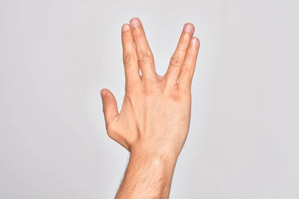 Mão Jovem Caucasiano Mostrando Dedos Sobre Fundo Branco Isolado Saudação — Fotografia de Stock